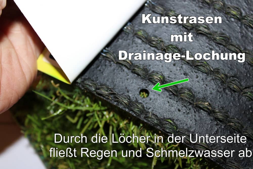 Durch Löcher in der Unterseite fließt Regen und Schneeschmelze durch den Kunstrasen ab