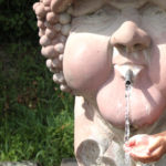 Skulptur-Springbrunnen im Garten