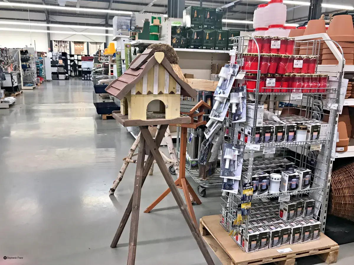 Bei der Vögelfütterung auf das richtige Vogelhaus als Futterplatz achten
